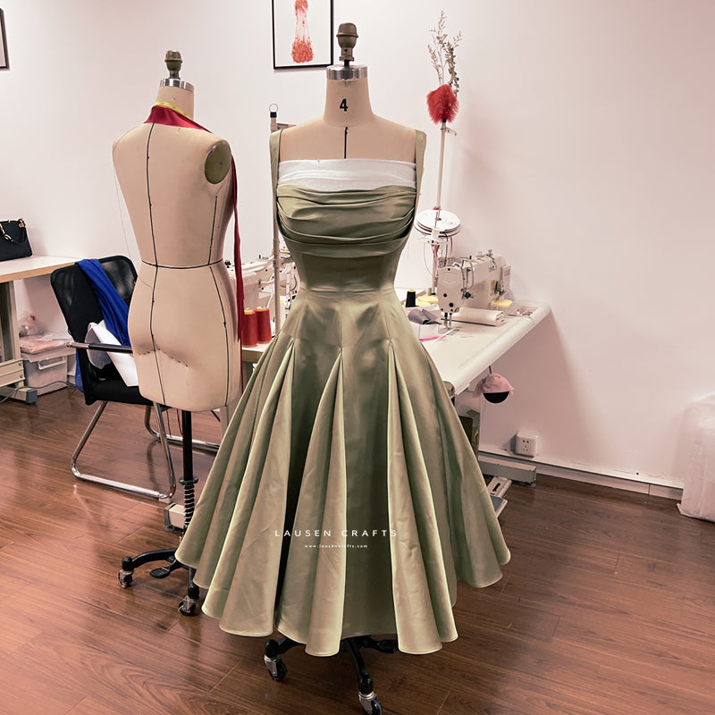 green 1950s dress Dress Choosing a green from the 1950s is choosing a unique style that makes every day more charming because of you. #bellepoque #summerdress #vintage_daily #1950sdress #workdress #retrostyle #elegantstyle #ootd # sheath dress Green 1950s Daisy Mesh Swing
