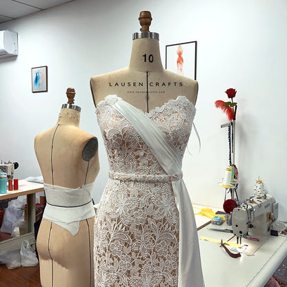 marilyn monroe white lace dress In the ballroom scene of "The Prince and the Showgirl," Marilyn Monroe gracefully holds a delicate lace fan in her right hand. The fan is adorned with exquisitely carved floral motifs, adding