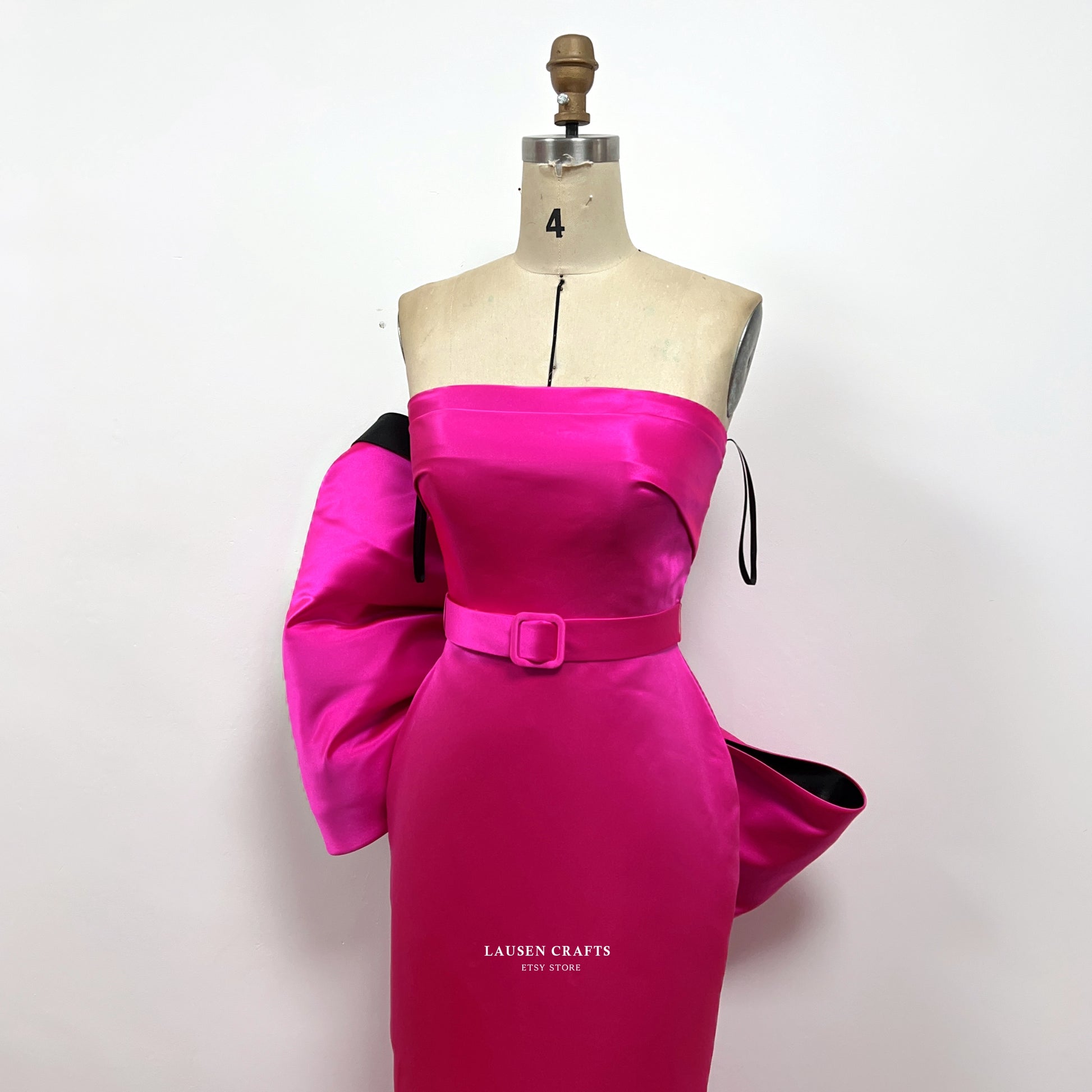 gentlemen prefer blondes pink dress Did you know that Marilyn Monroe's Diamonds Are a Girl's Best Friend look in Gentlemen Prefer Blondes almost wasn't pink at all? Originally, Travilla designed a dazzling $4,000 showgirl costume covered